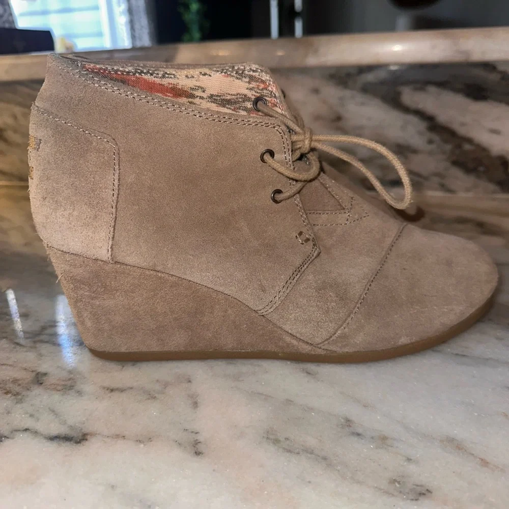 Toms Size 9 Women's Suede Wedge Lace Up Ankle Boots - Taupe‎